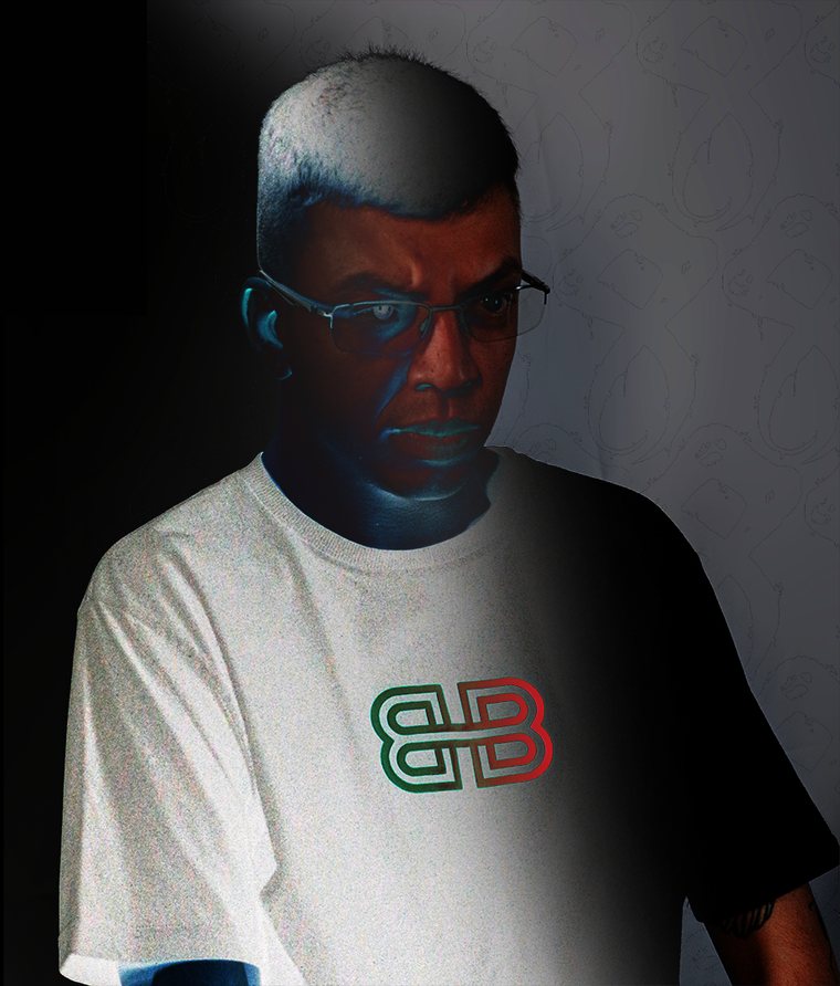 Retrato de Lucas Negrelli, em tons frios, saindo da sombra